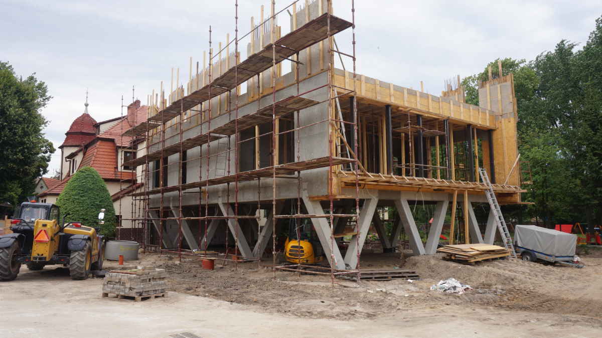 Etap realizacji budynku biurowego - żelbetowa konstrukcja ścian