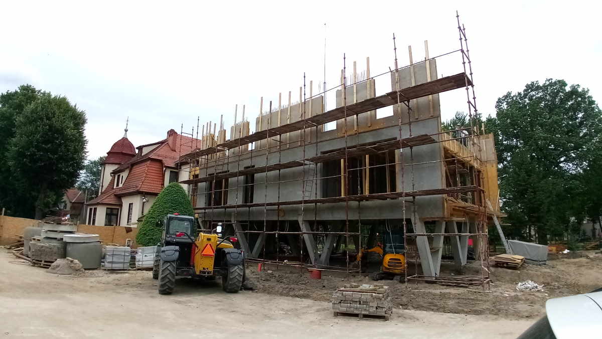 Etap realizacji budynku biurowego - żelbetowa konstrukcja ścian
