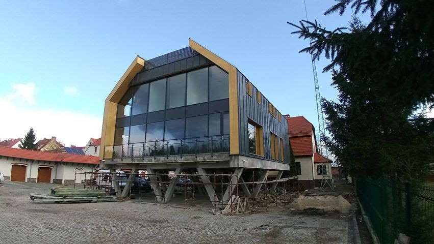 Etap realizacji budynku biurowego - stan surowy zamknięty