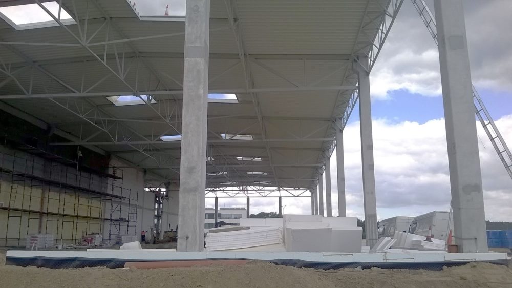 Słupy żelbetowe skrajnej nawy hali