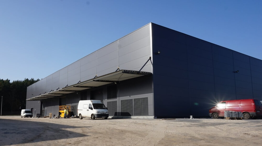 Podwieszone zadaszenie przy hali