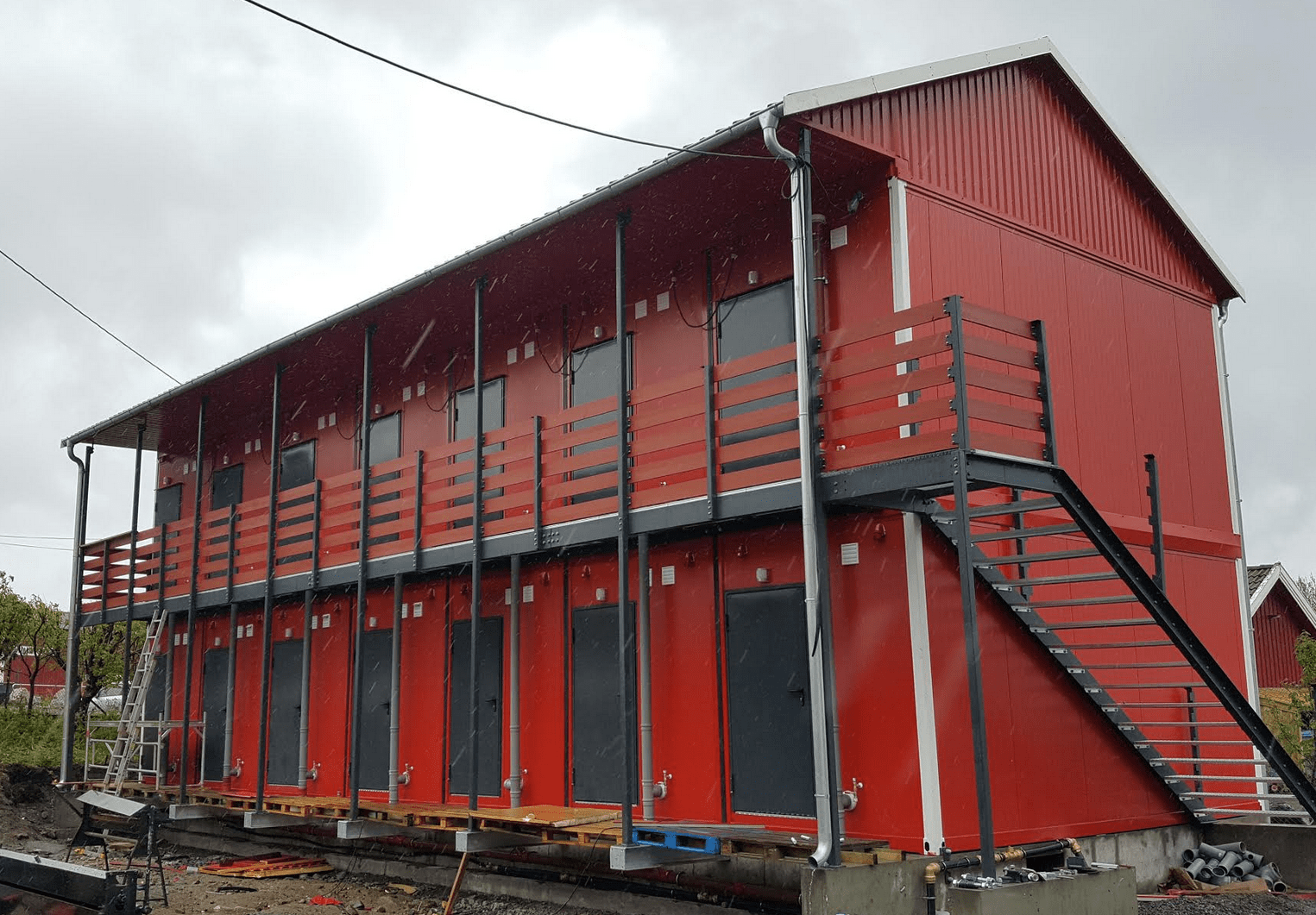 Norwegia / Konstrukcja zadaszenia i podestu pod kontenery